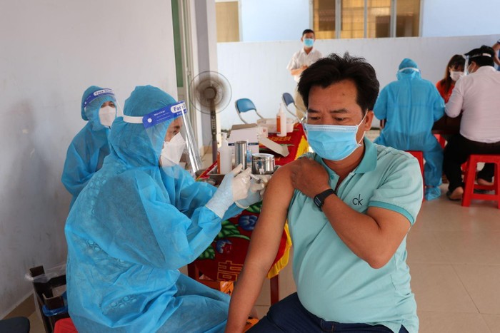 Công nhân, người lao động tỉnh Tiền Giang được tiêm vaccine phòng COVID-19 để sớm quay trở lại sản xuất. Ảnh: Hữu Chí/TTXVN