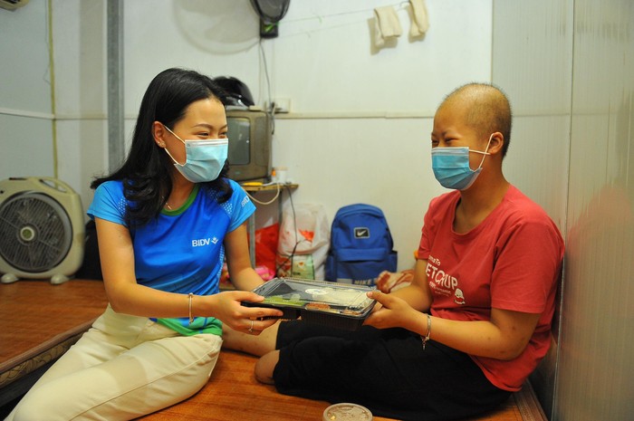 BIDV trao những suất cơm miễn phí đến những người dân khó khăn, bệnh nhân nghèo trên địa bàn thành phố Hà Nội