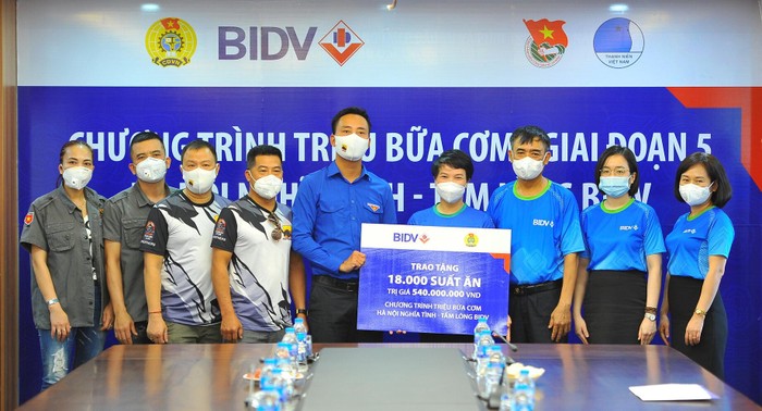 Đại diện BIDV đã trao biển tượng trưng 18.000 suất cơm tới Ban Tổ chức chương trình