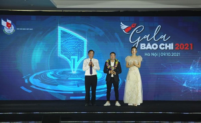 Ông Hồ Quang Lợi - Phó chủ tịch Thường trực Hội Nhà báo Việt Nam và diễn viên Lương Thu Trang trao giải A cho tác giả đoạt giải. Ảnh: Sơn Hải