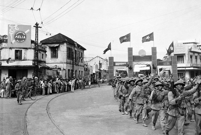 Cánh bộ binh của Trung đoàn Thủ đô, Đại đoàn 308 tiến vào khu vực Cửa Nam, sáng 10/10/1954. (Ảnh: Tư liệu TTXVN)