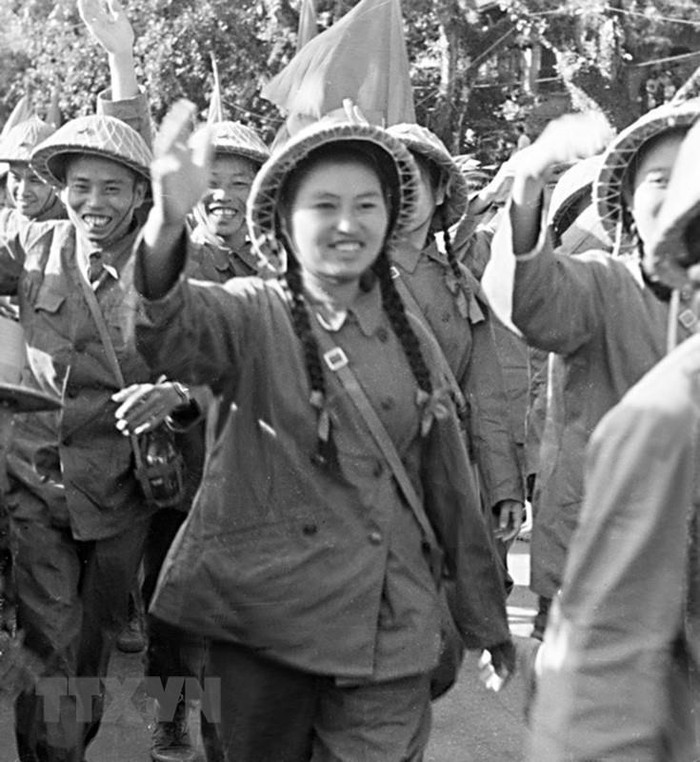 Các nữ chiến sỹ quân y vẫy chào nhân dân trong ngày về giải phóng Thủ đô. (Ảnh: Tư liệu TTXVN)