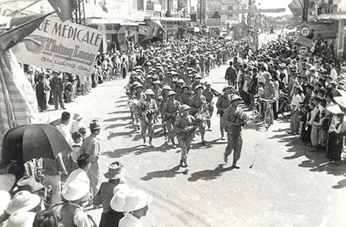 Các chiến sỹ bộ binh của Trung đoàn Thủ đô, Đại đoàn 308 trên đường phố Thủ đô, sáng 10/10/1954. (Ảnh: Tư liệu TTXVN)