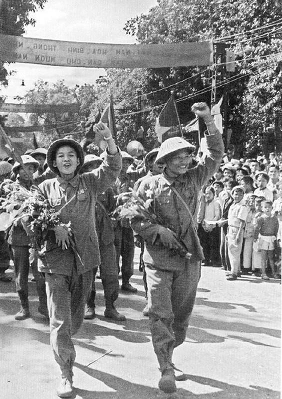 Gương mặt rạng rỡ của các chiến sỹ Đại đoàn 308 về tiếp quản Thủ đô, sáng 10/10/1954. (Ảnh: Tư liệu TTXVN)