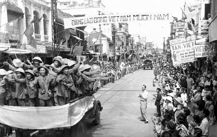 Đoàn xe chở các chiến sỹ Đại đoàn 308 tiến qua phố Hàng Đào, sáng 10/10/1954 trong niềm hân hoan chào đón của hàng vạn người dân. (Ảnh: Tư liệu TTXVN)