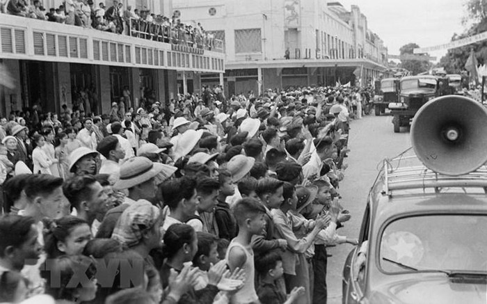 Hàng vạn người dân Hà Nội tràn ra đường chào đón đoàn quân chiến thắng về giải phóng Thủ đô. (Ảnh: Tư liệu TTXVN)