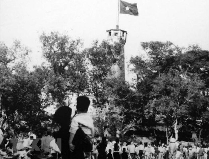 Người dân hân hoan hướng về lá quốc kỳ tung bay trên Cột cờ Hà Nội trong ngày Thủ đô được giải phóng, ngày 10/10/1954. (Ảnh: Tư liệu TTXVN)