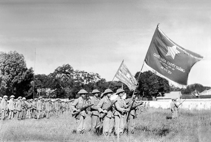 Một đơn vị của Trung đoàn Thủ đô với lá cờ &apos;Quyết chiến, quyết thắng&apos; của Chủ tịch Hồ Chí Minh tặng tham dự Lễ chào cờ đầu tiên trong Ngày giải phóng Thủ đô, diễn ra tại sân Cột Cờ (nay là Đoan Môn-Hoàng thành Thăng Long) vào lúc 15 giờ ngày 10/10/1954. (Ảnh: Tư liệu TTXVN)