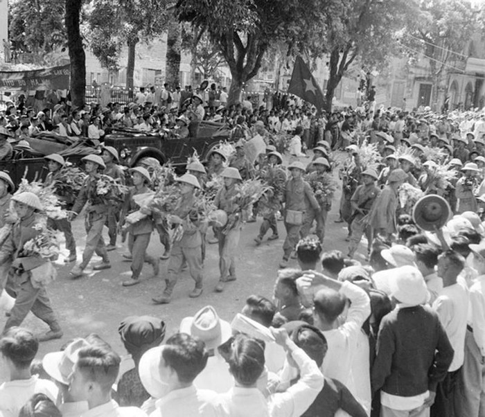 Cánh quân phía Nam, thuộc hai Trung đoàn 88 và 36 của Đại đoàn 308 tiến qua phố Bạch Mai, phố Huế… vào tiếp quản Thủ đô, sáng 10/10/1954. (Ảnh: Tư liệu TTXVN)
