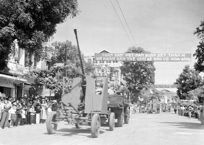 Các đơn vị cơ giới của Đại đoàn 308 tiến về tiếp quản Thủ đô, sáng 10/10/1954. (Ảnh: Tư liệu TTXVN)