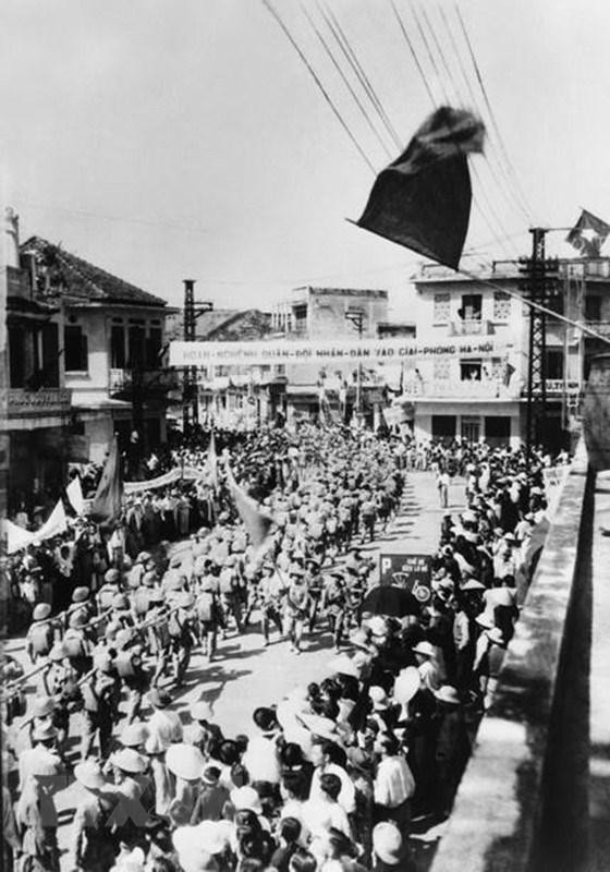 Các đơn vị bộ binh của Đại đoàn 308 tiến qua phố Hàng Gai vào Thủ đô, sáng 10/10/1954. (Ảnh: Tư liệu TTXVN)