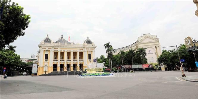 Nhà hát Lớn Hà Nội, nơi nổi hồi còi báo hiệu cho lễ thượng cờ lịch sử chiều 10/10/1954.