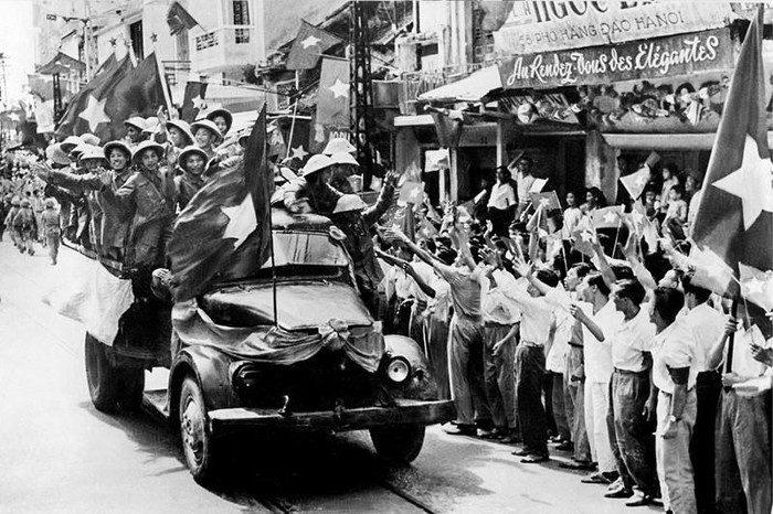 Sáng 10/10/1954, các cánh quân của Quân đội nhân dân Việt Nam từ các cửa ô tiến vào tiếp quản Thủ đô được giải phóng trong rừng cờ hoa đón chào của 20 vạn người dân Hà Nội. (Ảnh: Tư liệu TTXVN)