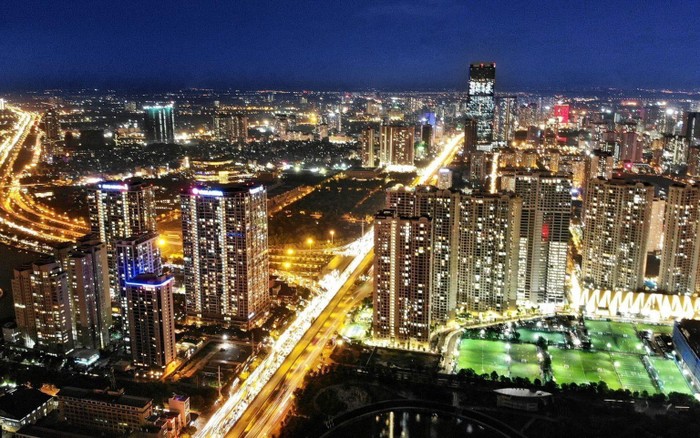 Thủ đô Hà Nội rực rỡ về đêm với những tòa nhà cao tầng. (Ảnh: Danh Lam/TTXVN)