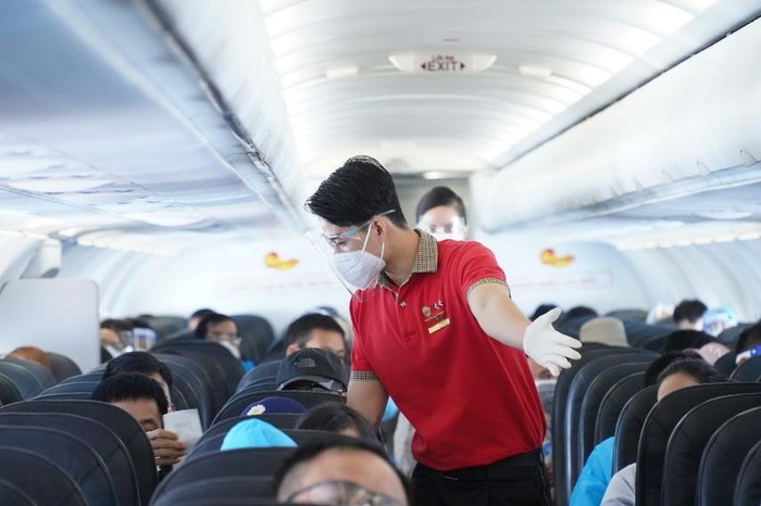 Tiếp viên Vietjet hướng dẫn cho hành khách các quy định an toàn khi bay