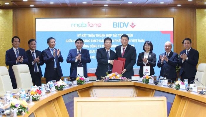 Ông Lê Ngọc Lâm - Tổng giám đốc BIDV (phải) và ông Tô Mạnh Cường - Tổng giám đốc Tổng Công ty MobiFone (trái) đại diện ký kết Thỏa thuận hợp tác toàn diện giai đoạn 2021-2026
