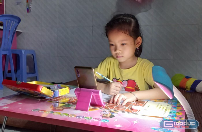 Em Trần Thiên Kim (con gái anh Phước) đang học online. Ảnh: Hữu Đức