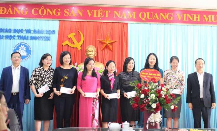 Lãnh đạo Đại học Thái Nguyên tặng hoa, quà chúc mừng các nữ cán bộ quản lý, nhà khoa học của Đại học Thái Nguyên
