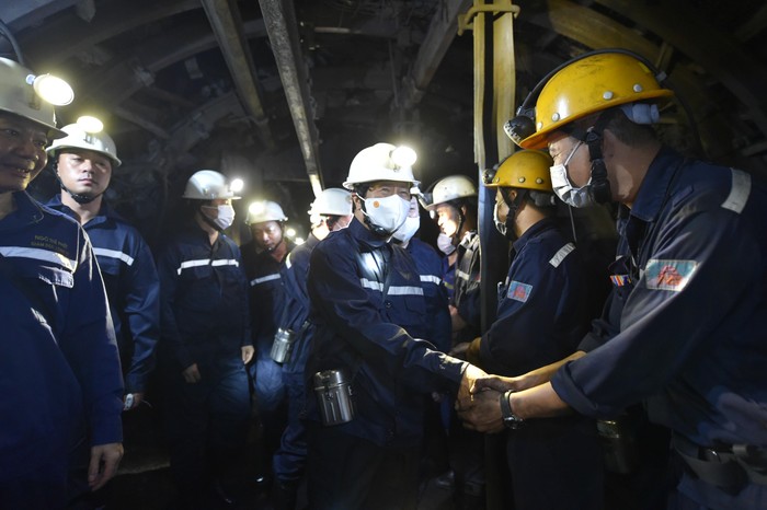 Phó Thủ tướng động viên công nhân đang làm việc tại hầm mỏ ở độ sâu -230m. Ảnh: VGP/Đức Tuân