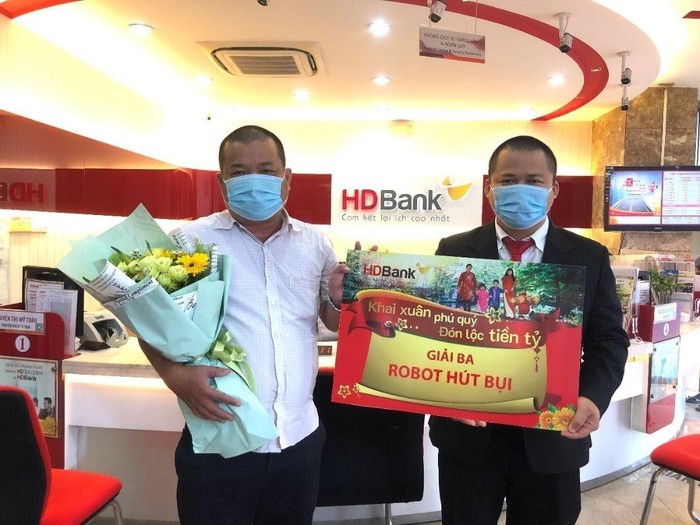 Đại diện HDBank TP.HCM chúc mừng khách hàng Đoàn Hùng Linh