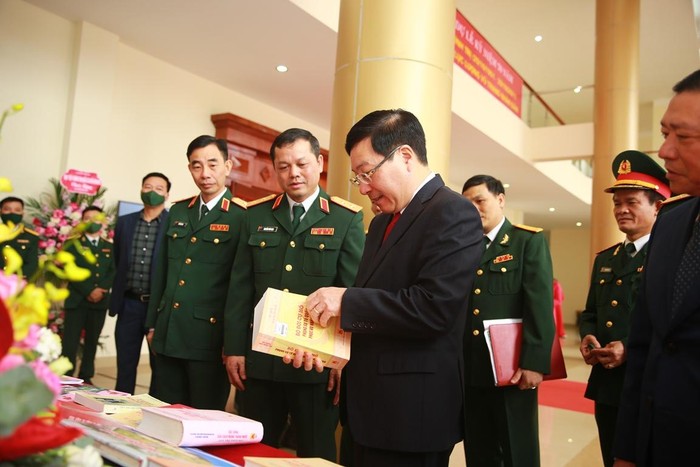 Phó Thủ tướng Thường trực thăm triển lãm sách trong khuôn khổ sự kiện. Ảnh: VGP/Hải Minh