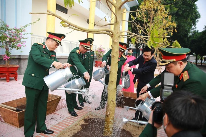 Phó Thủ tướng Thường trực trồng cây lưu niệm trong khuôn viên Học viện. Ảnh: VGP/Hải Minh