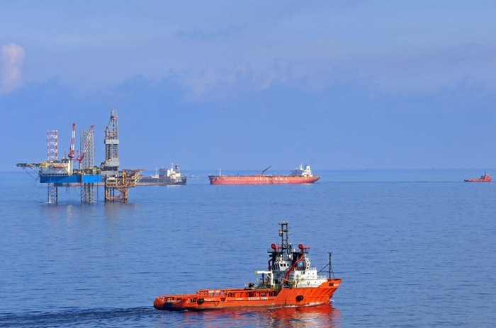 Các công trình dầu khí trên biển - Ảnh Vương Thái.