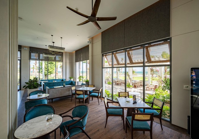 Saigon Casa Café nổi bật tại Miami Bikini Beach với dịch vụ ẩm thực đa dạng cùng tầm nhìn ra Vịnh Phan Thiết xanh biếc. (Ảnh thực tế dự án)
