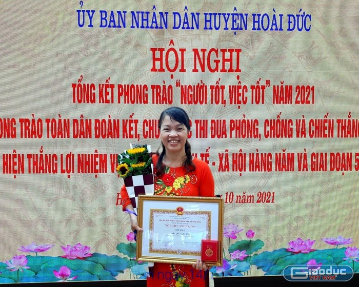 Cô Ngô Thị Mai nhận danh hiệu &quot;Người tốt, việc tốt&quot; do Ủy ban nhân dân Thành phố Hà Nội trao tặng ngày 14/10/2021. (Ảnh: Nhà trường cung cấp)