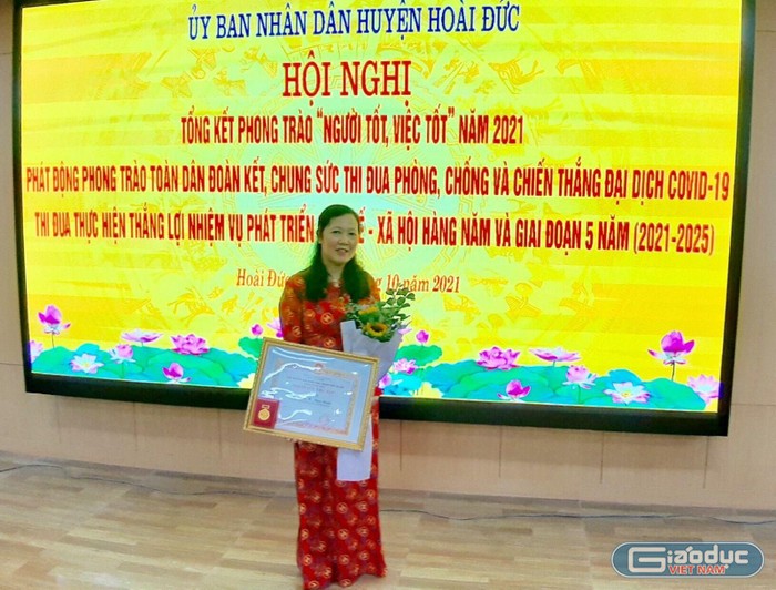 Cô Vương Thị Ngọc Xuân nhận danh hiệu &quot;Người tốt, việc tốt&quot; năm 2021. (Ảnh: Nhà trường cung cấp)