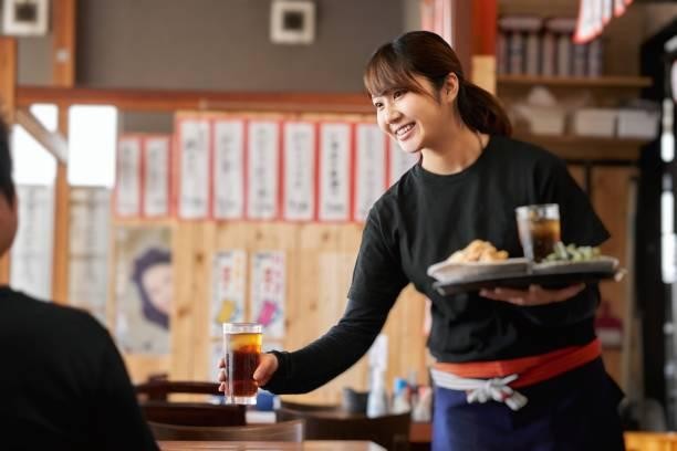 Du học sinh Nhật Bản làm thêm phục vụ tại quán ăn, nhà hàng, khách sạn. Ảnh minh họa: iStock.