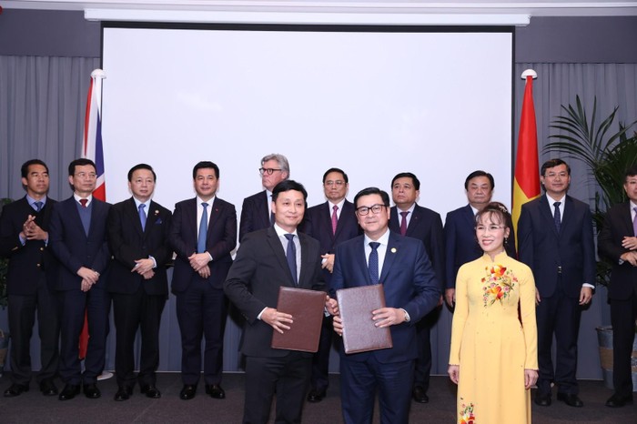 HDBank và Quỹ đầu tư Affinity trao thỏa thuận hợp tác trước sự chứng kiến của Thủ tướng Chính phủ Việt Nam Phạm Minh Chính.