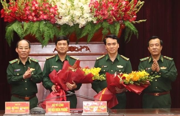 Trung tướng Lê Đức Thái và Trung tướng Đỗ Danh Vượng chúc mừng Đại tá Vũ Trung Kiên và Đại tá Bùi Hồng Thanh.