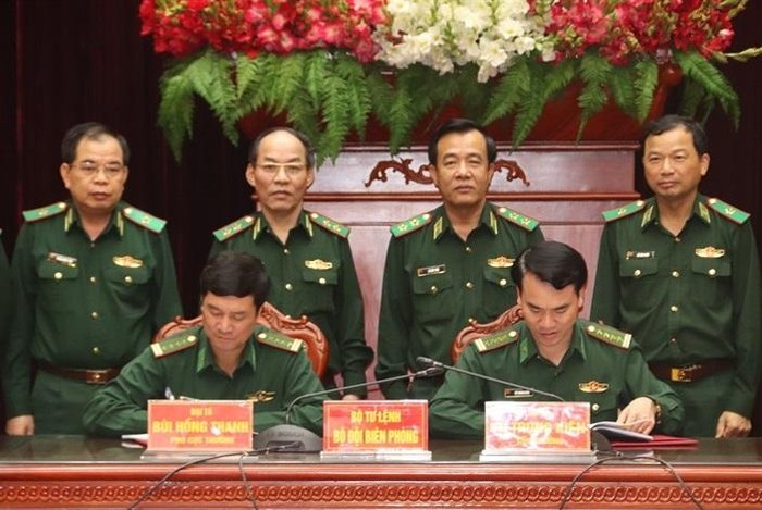 Đại tá Vũ Trung Kiên và Đại tá Bùi Hồng Thanh ký biên bản bàn giao chức trách, nhiệm vụ Cục trưởng Cục Trinh sát Bộ đội Biên phòng.