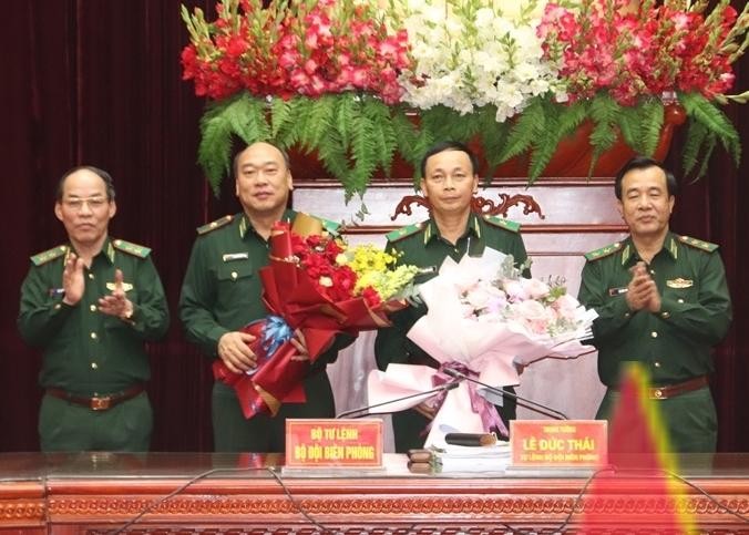 Trung tướng Lê Đức Thái và Trung tướng Đỗ Danh Vượng chúc mừng Thiếu tướng Lê Quang Đạo và Thiếu tướng Hoàng Hữu Chiến.