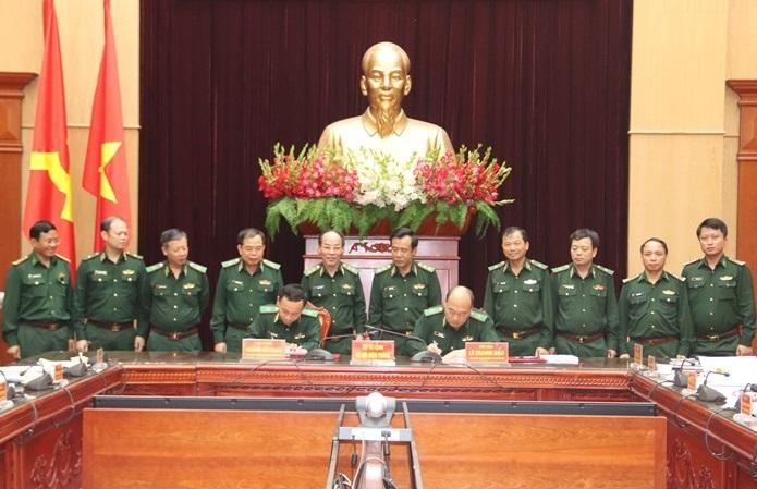 Thiếu tướng Lê Quang Đạo và Thiếu tướng Hoàng Hữu Chiến ký biên bản bàn giao chức trách, nhiệm vụ Tham mưu trưởng Bộ đội Biên phòng.