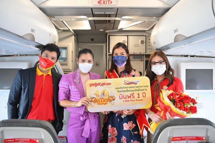 Đại diện Tổng Cục du lịch Thái Lan (thứ hai từ trái sang) chúc mừng hành khách thứ 10 triệu trên chuyến bay đặc biệt của Vietjet Thái Lan
