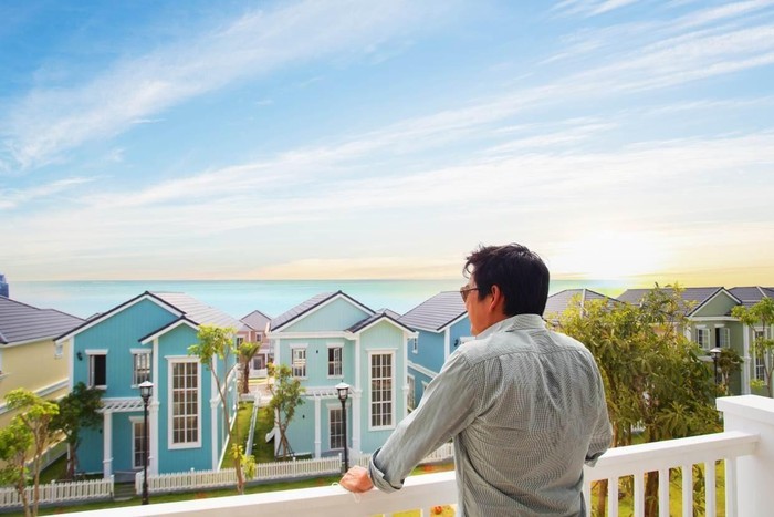 Khách nhận nhà vô cùng ưng ý với tầm nhìn hướng biển đắt giá của các căn second home Florida NovaWorld Phan Thiet. (Ảnh thực tế dự án)