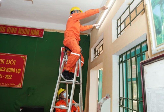 Cán bộ công nhân viên và đoàn viên, thanh niên Công ty Điện lực Tuyên Quang thực hiện cải tạo hệ thống điện tại Trường Phổ thông dân tộc bán trú Trung học cơ sở Hùng Lợi (xã Hùng Lợi, huyện Yên Sơn, tỉnh Tuyên Quang