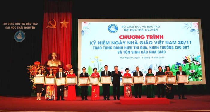 Đồng chí Lê Quang Tiến, Ủy viên Ban chấp hành Đảng bộ, Phó Chủ tịch Ủy ban nhân dân tỉnh Thái Nguyên tặng Bằng khen của Thủ tướng Chính phủ cho 01 tập thể và 12 cá nhân của Đại học Thái Nguyên