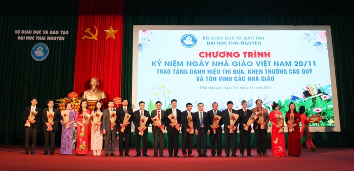 Giáo sư, Tiến sĩ Phạm Hồng Quang – Bí thư Đảng ủy, Giám đốc Đại học Thái Nguyên tặng hoa chúc mừng các nhà giáo được phong chức danh Nhà giáo Ưu tú
