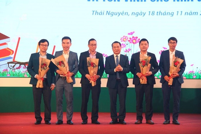 Giáo sư, Tiến sĩ Phạm Hồng Quang – Bí thư Đảng ủy, Giám đốc Đại học Thái Nguyên tặng hoa chúc mừng các nhà giáo được phong chức danh Phó Giáo sư