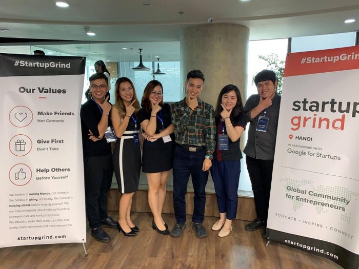 Hachi Bùi Cẩm Vân (thứ 3 từ trái sang) nổi danh khi trở thành cầu nối giữa các doanh nghiệp startup Việt với các tập đoàn công nghệ lớn.