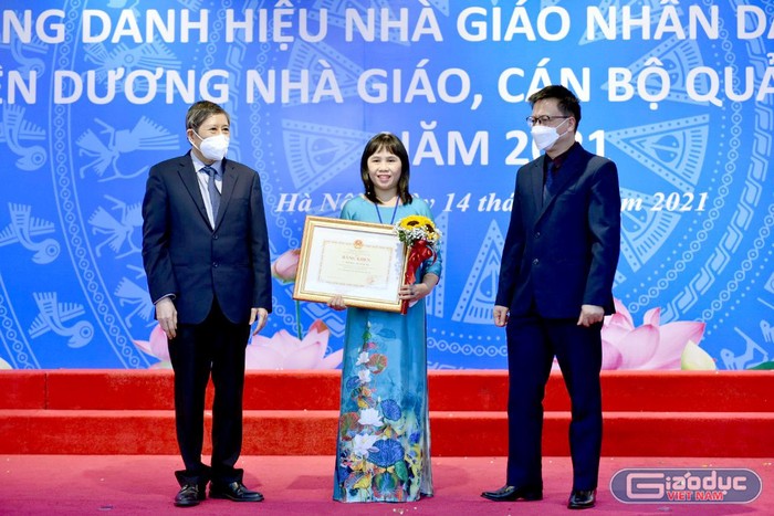 Cô giáo Trương Thị Ngọc Hà vinh dự được nhận bằng khen của Bộ trưởng Bộ Giáo dục và Đào tạo. (Ảnh: Nhân vật cung cấp).