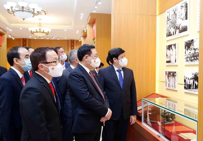Giáo sư, Tiến sĩ Vương Đình Huệ, Uỷ viên Bộ Chính trị, Chủ tịch Quốc hội, cùng các đại biểu thăm Phòng Truyền thống Trường Đại học Y Hà Nội.