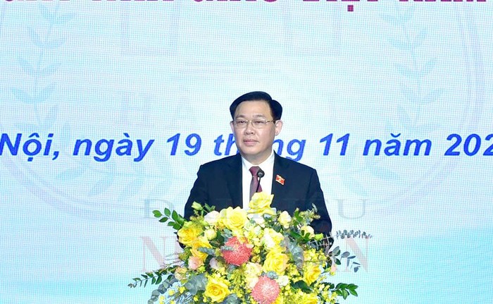 Giáo sư, Tiến sĩ Vương Đình Huệ, Uỷ viên Bộ Chính trị, Chủ tịch Quốc hội, phát biểu tại Lễ Khai giảng.