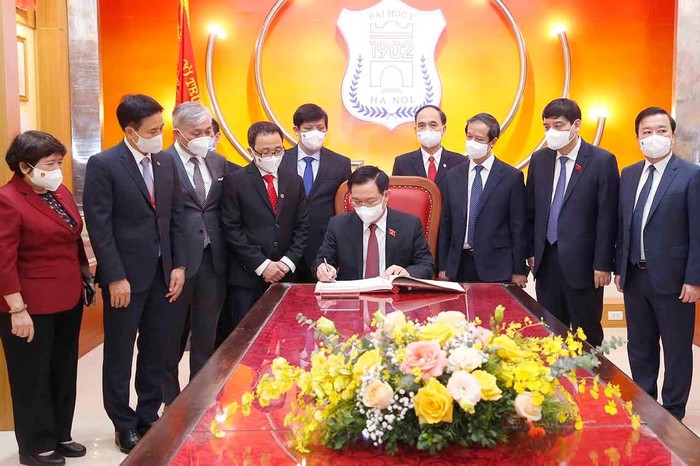Giáo sư, Tiến sĩ Vương Đình Huệ, Uỷ viên Bộ Chính trị, Chủ tịch Quốc hội, viết lưu bút tại Phòng Truyền thống Trường Đại học Y Hà Nội.