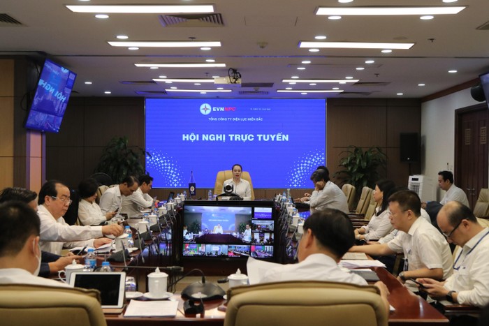 Chủ tịch Hội đồng thành viên EVNNPC Đỗ Nguyệt Ánh chỉ đạo quyết liệt tại các cuộc họp