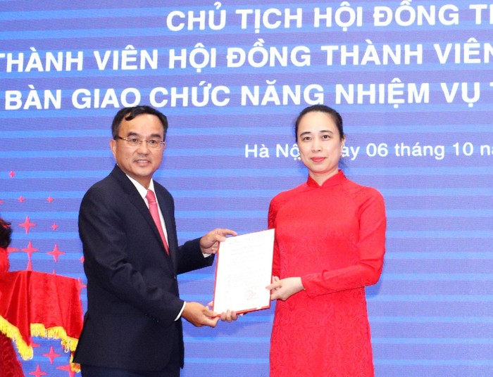 Ông Dương Quang Thành - Chủ tịch Hội đồng thành viên EVN trao quyết định Bổ nhiệm chủ tịch Hội đồng thành viên EVNNPC cho bà Đỗ Nguyệt Ánh