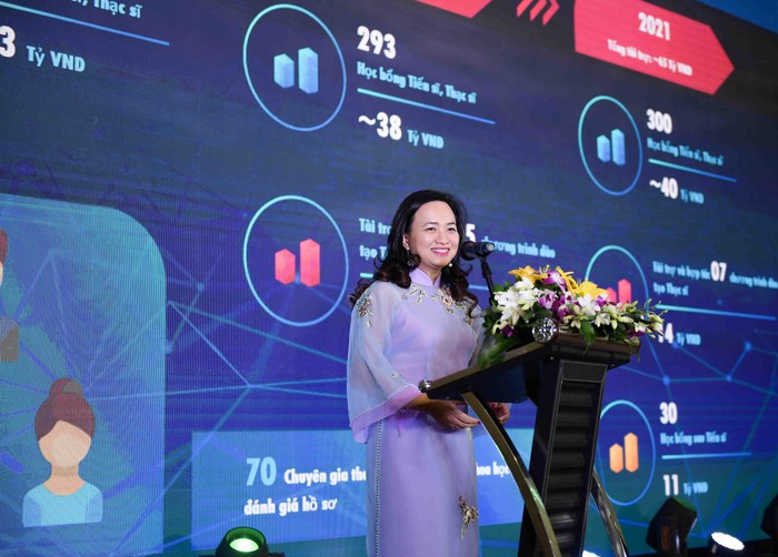 Phó giáo sư - Tiến sĩ khoa học Phan Thị Hà Dương (Giám đốc điều hành VinIF) tổng kết lại hành trình kết nối và phát triển nguồn nhân lực trình độ cao của Quỹ sau 2 năm